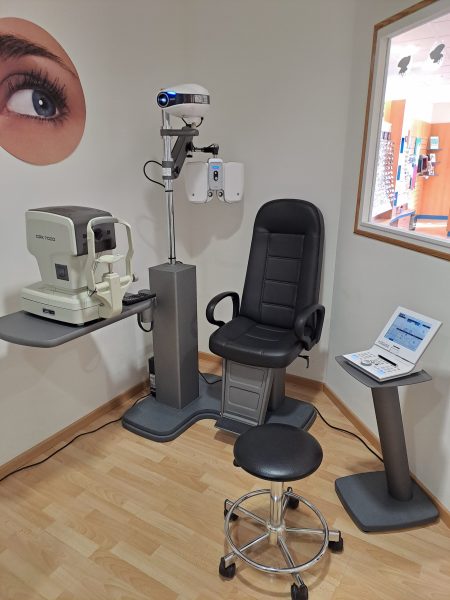 Optique Des Cinq Chemins Guidel. Salle d’examen de la vue pour ordonnance.